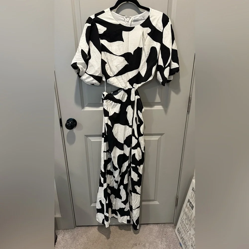 NWT Abercrombie and Fitch Short-Sleeve Cutout Maxi Dress Sz M